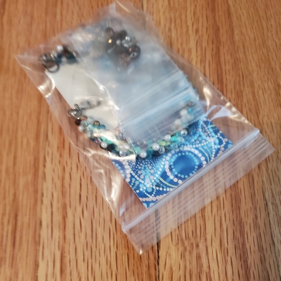 4 unique SDE Designs Assortment ✨️ Earrings and Beaded Bracelet - Picture 6 of 7